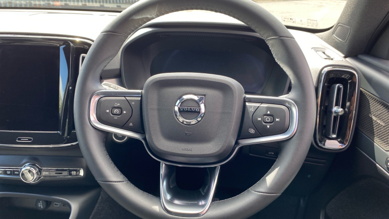Volvo XC40 2.0 B4P Plus Black Edition 5dr Auto Petrol Estate